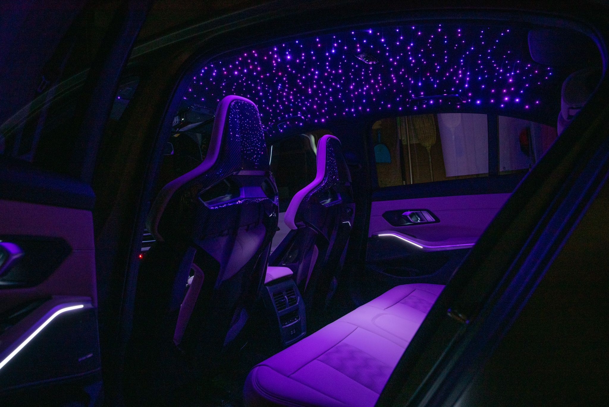 BMW M3 avec ciel étoilé violet