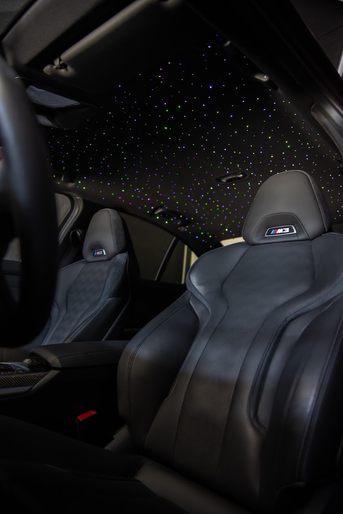 BMW M3 avec ciel étoilé multicolore