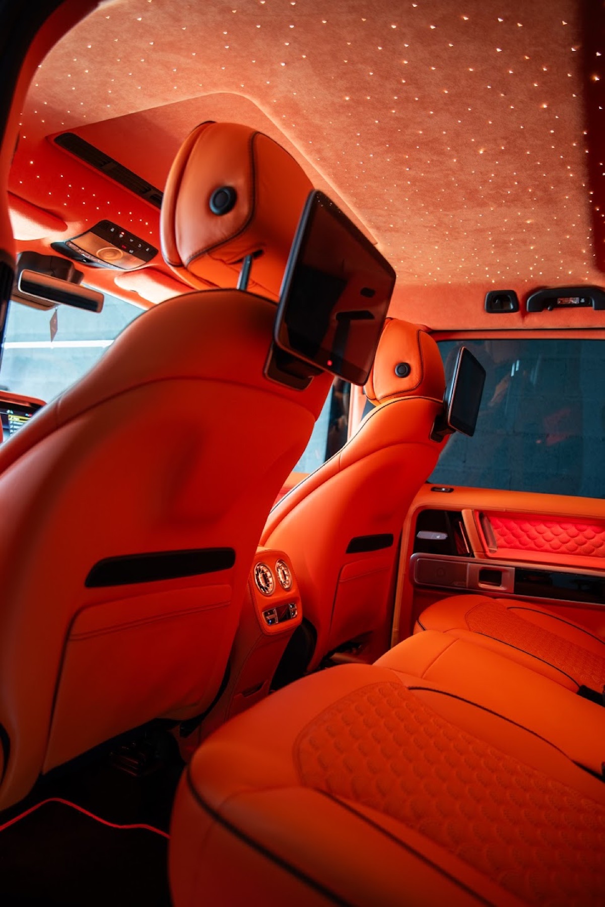 Détail de l’intérieur orange d’une Mercedes Brabus avec ciel étoilé