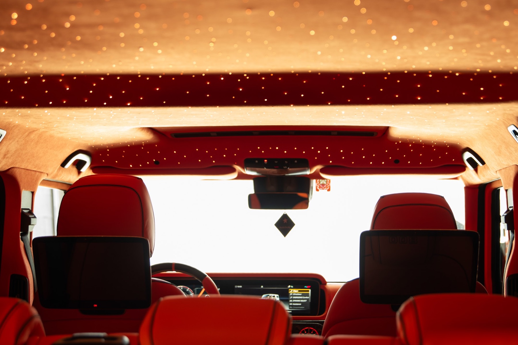 Ciel étoilé multicolore installé dans un habitacle automobile