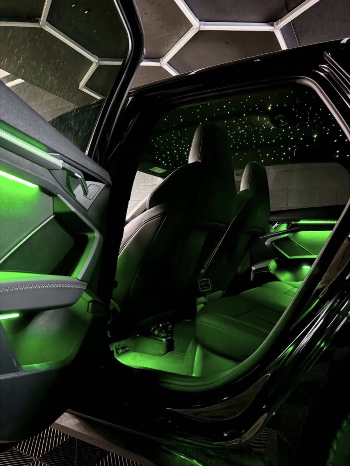 Habitacle automobile avec éclairage d’ambiance vert