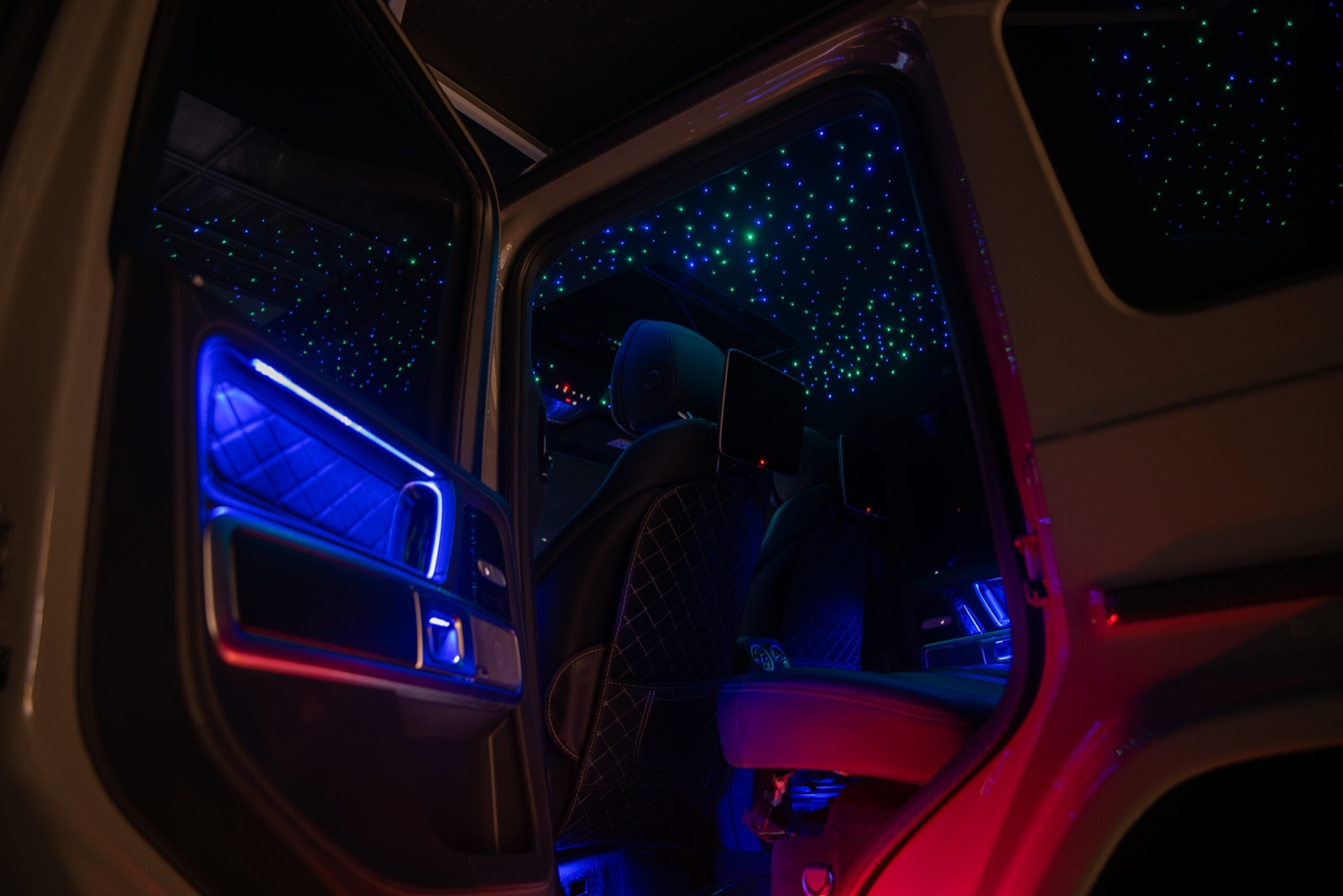 Ciel étoilé bicolore bleu et vert dans une Mercedes Classe G